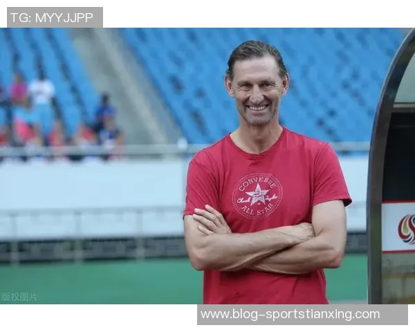 阿森纳祝贺传奇球员亚当斯59岁生日回顾669场比赛与48个进球的辉煌历程